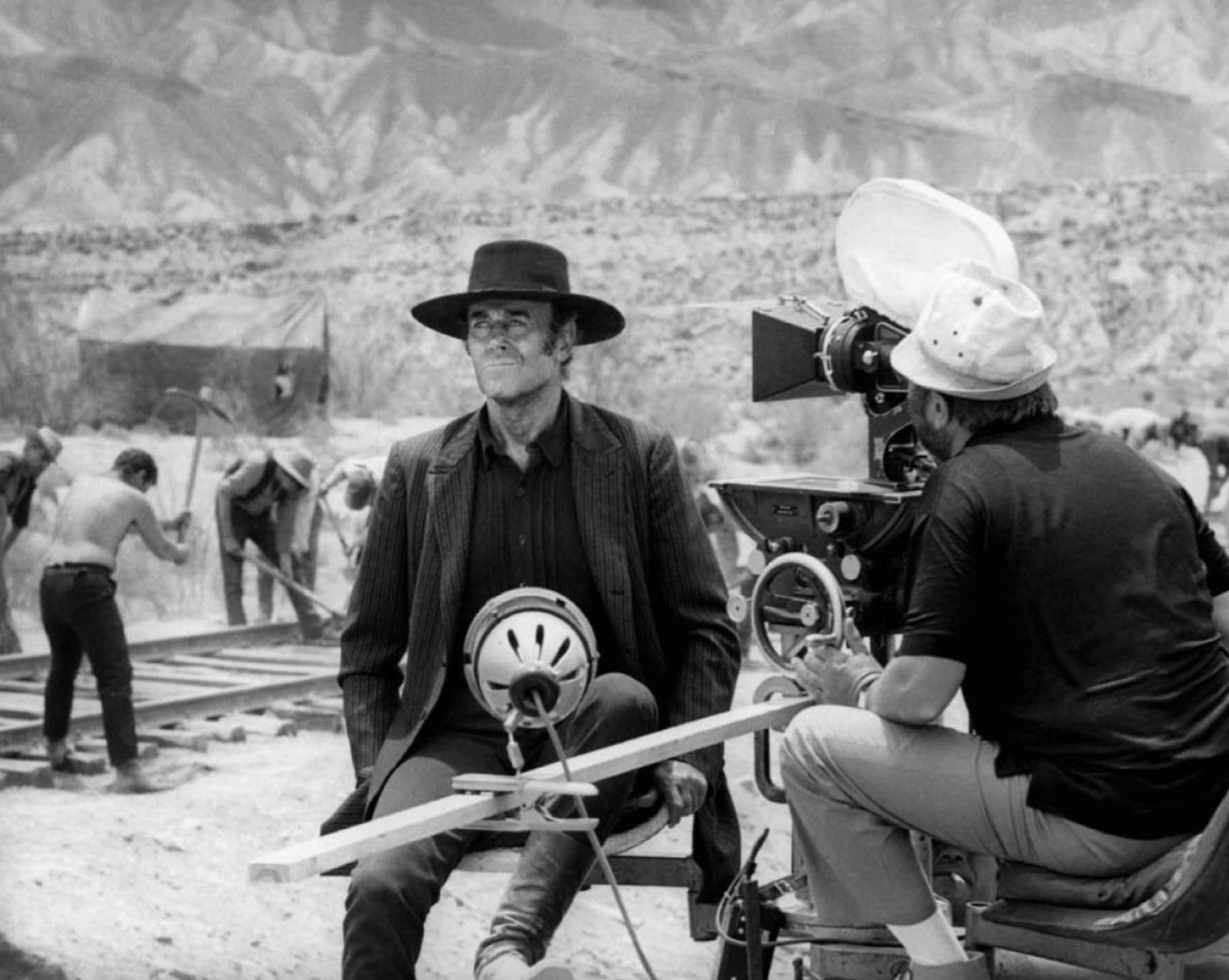Step Back in Time: 26 Rare Vintage Photos Capturing the Essence of Classic Hollywood Western Films