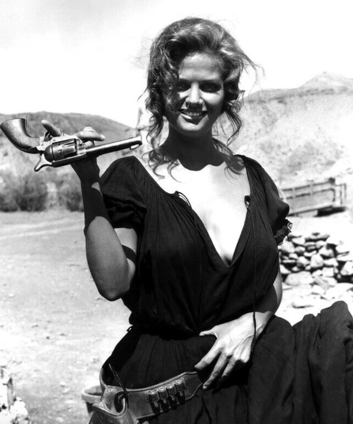 Step Back in Time: 26 Rare Vintage Photos Capturing the Essence of Classic Hollywood Western Films