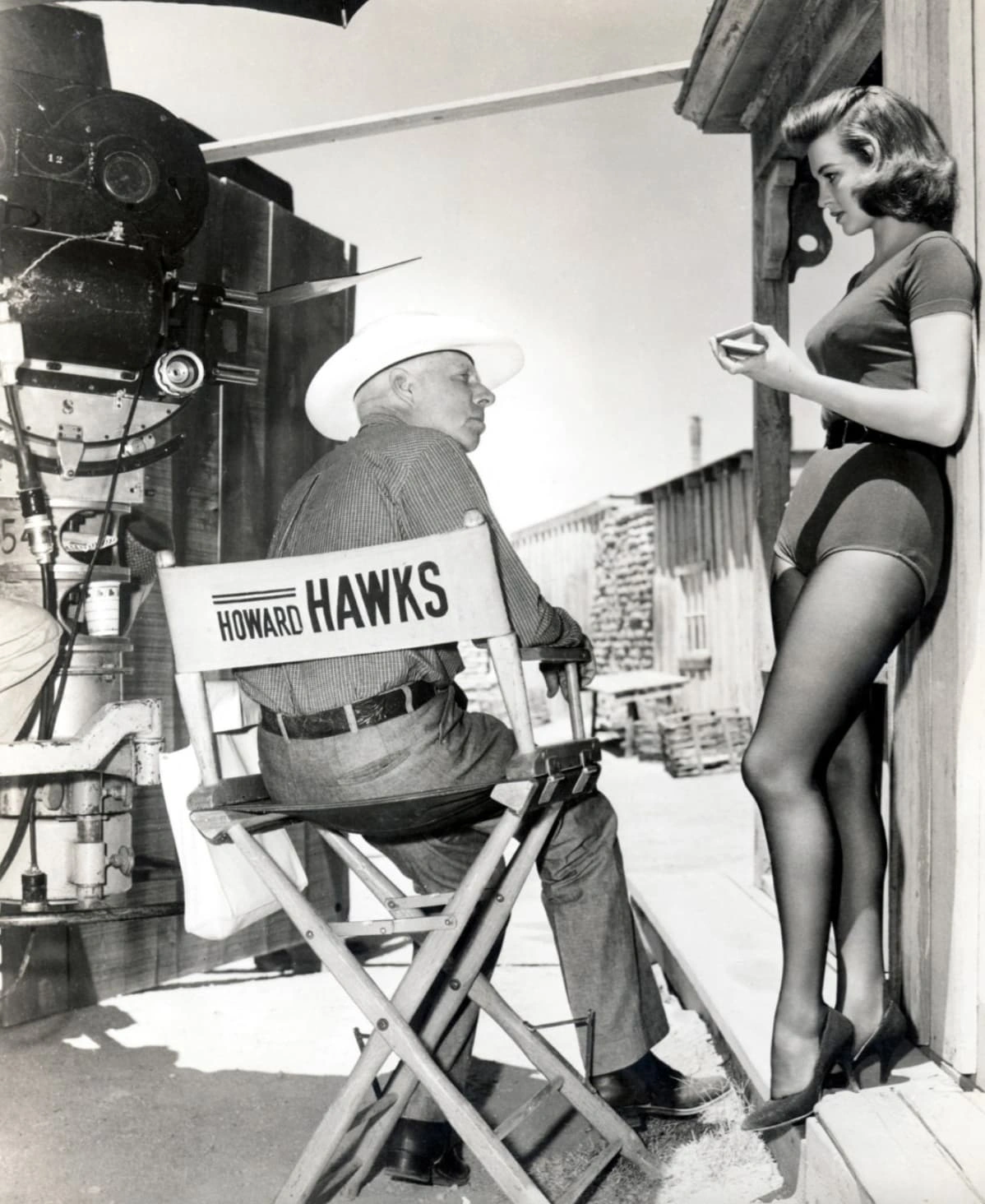 Step Back in Time: 26 Rare Vintage Photos Capturing the Essence of Classic Hollywood Western Films
