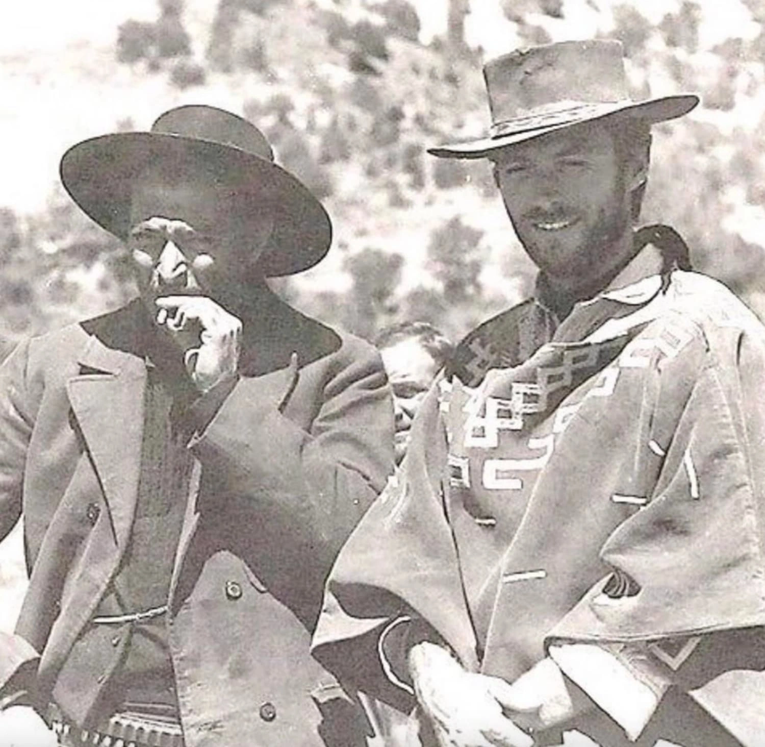 Step Back in Time: 26 Rare Vintage Photos Capturing the Essence of Classic Hollywood Western Films