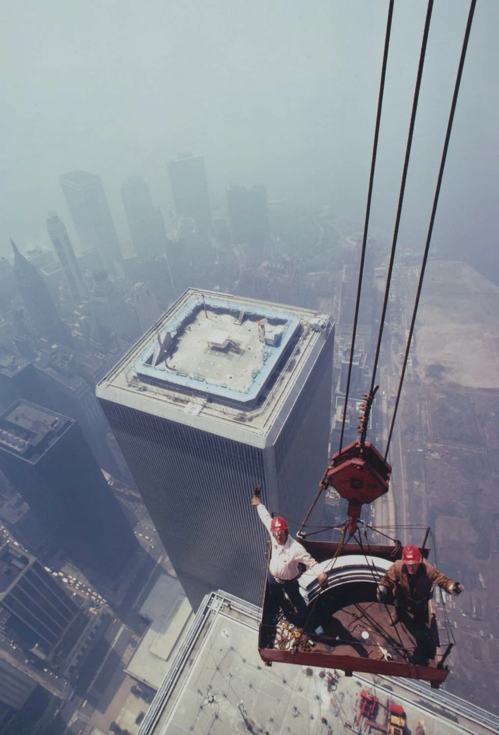 21 Fearless Old-School Construction Workers Who Conquer Heights Like Pros