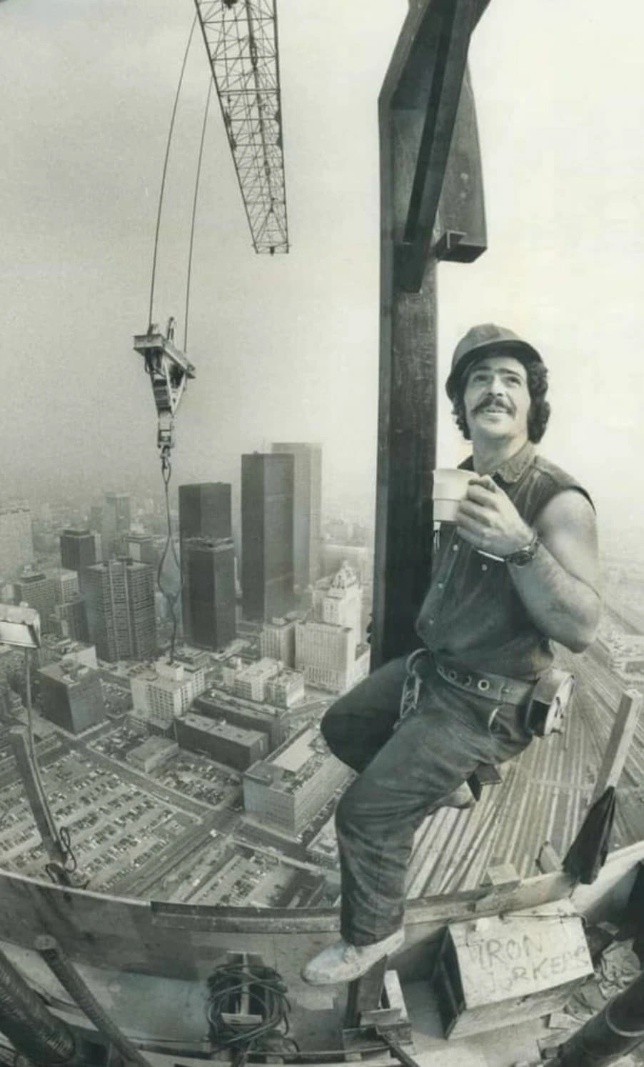 21 Fearless Old-School Construction Workers Who Conquer Heights Like Pros