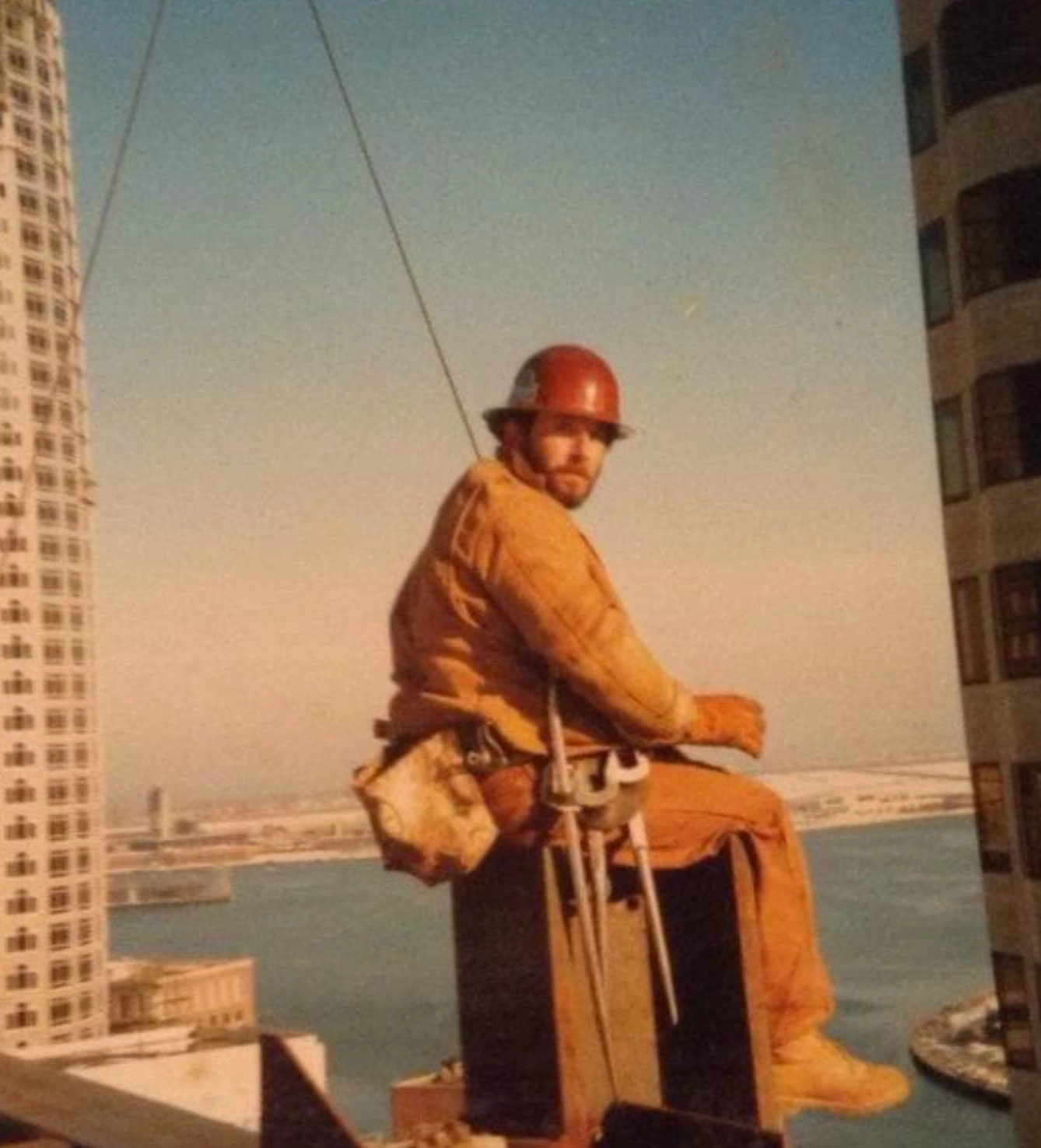 21 Fearless Old-School Construction Workers Who Conquer Heights Like Pros