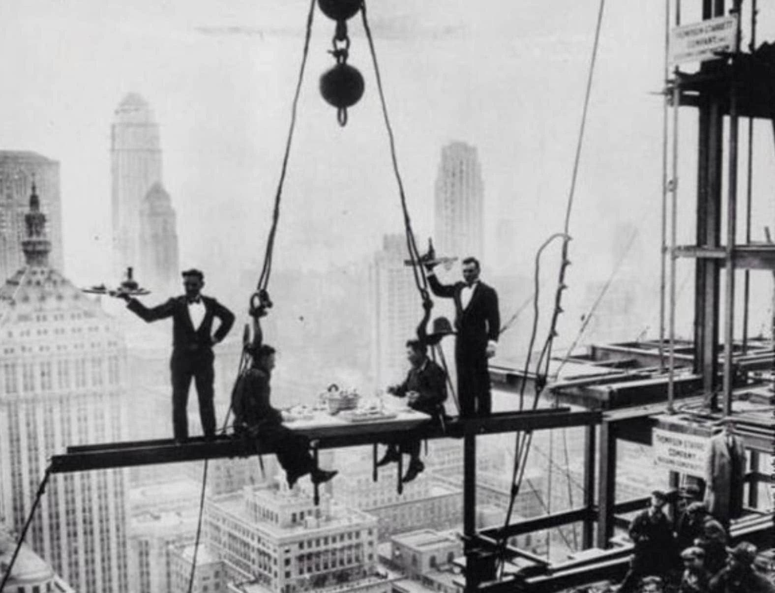 21 Fearless Old-School Construction Workers Who Conquer Heights Like Pros