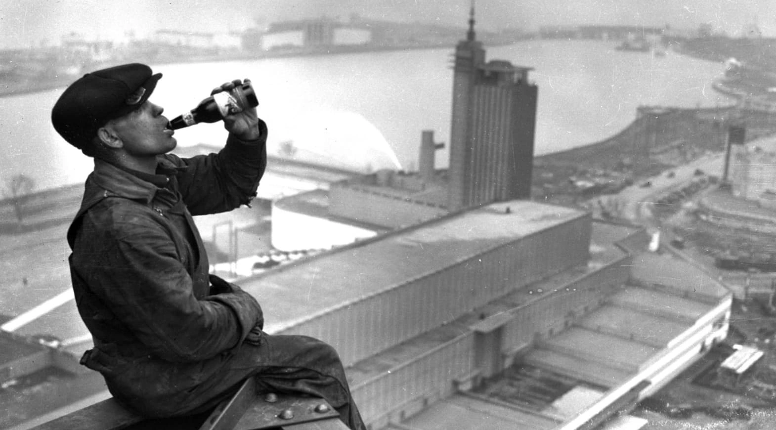 21 Fearless Old-School Construction Workers Who Conquer Heights Like Pros