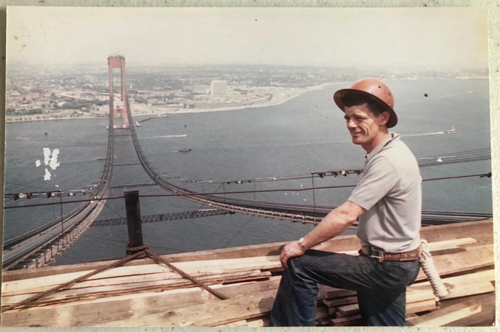 21 Fearless Old-School Construction Workers Who Conquer Heights Like Pros