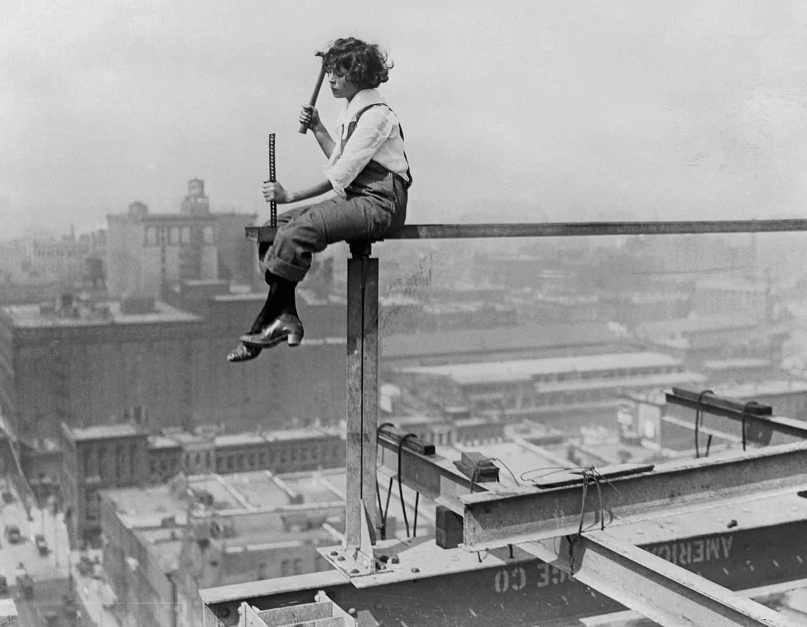 21 Fearless Old-School Construction Workers Who Conquer Heights Like Pros