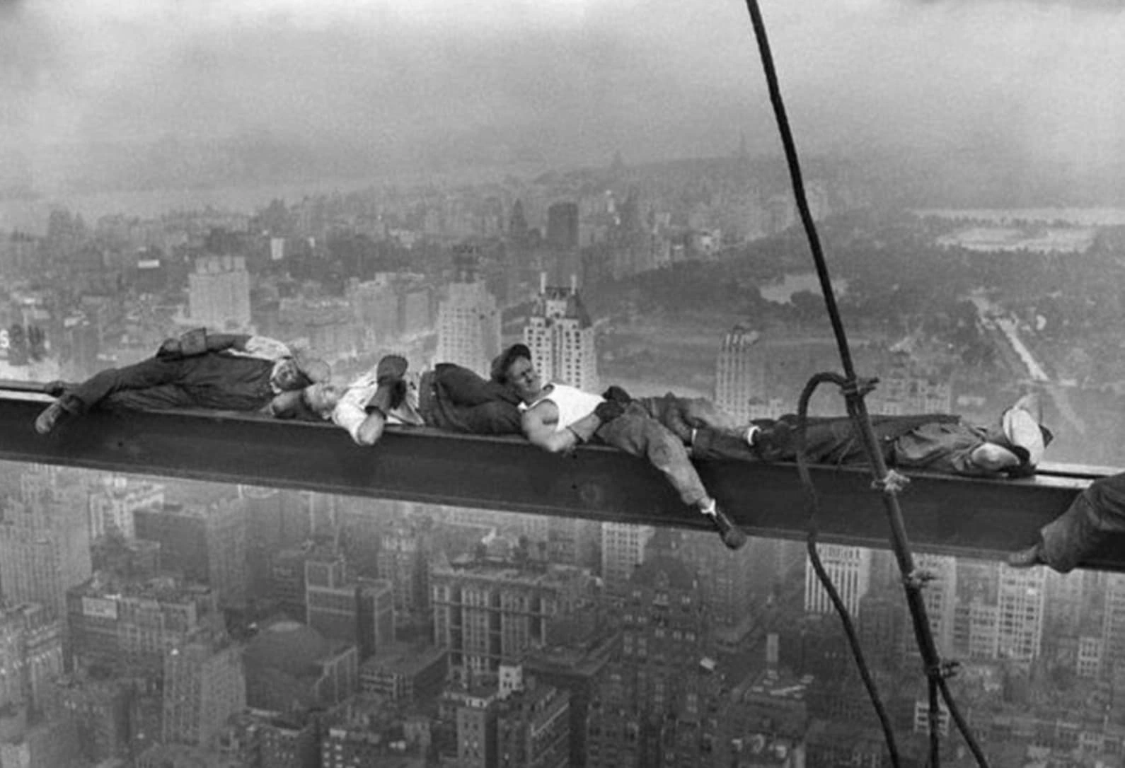 21 Fearless Old-School Construction Workers Who Conquer Heights Like Pros