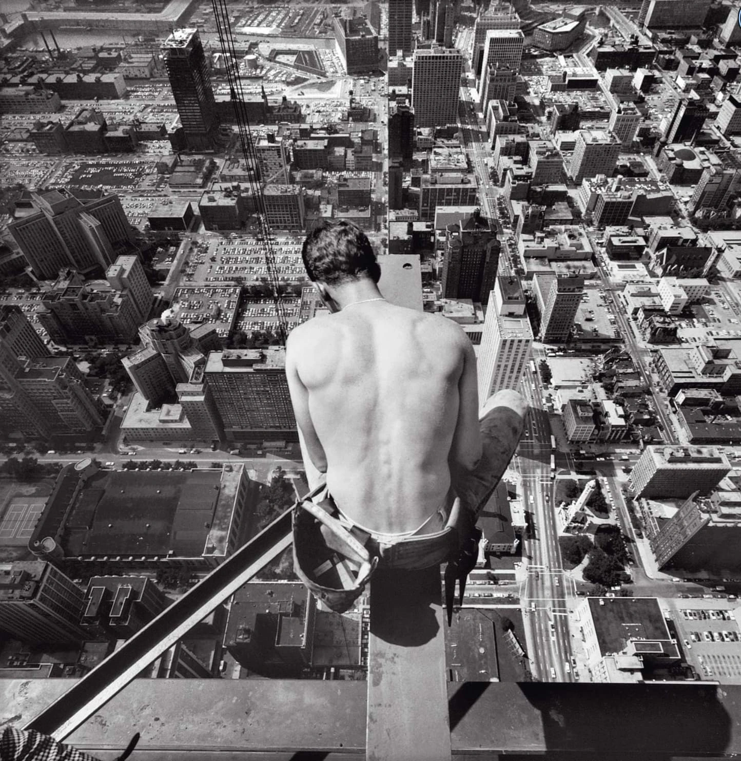 21 Fearless Old-School Construction Workers Who Conquer Heights Like Pros