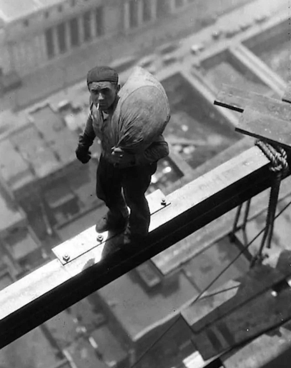 21 Fearless Old-School Construction Workers Who Conquer Heights Like Pros