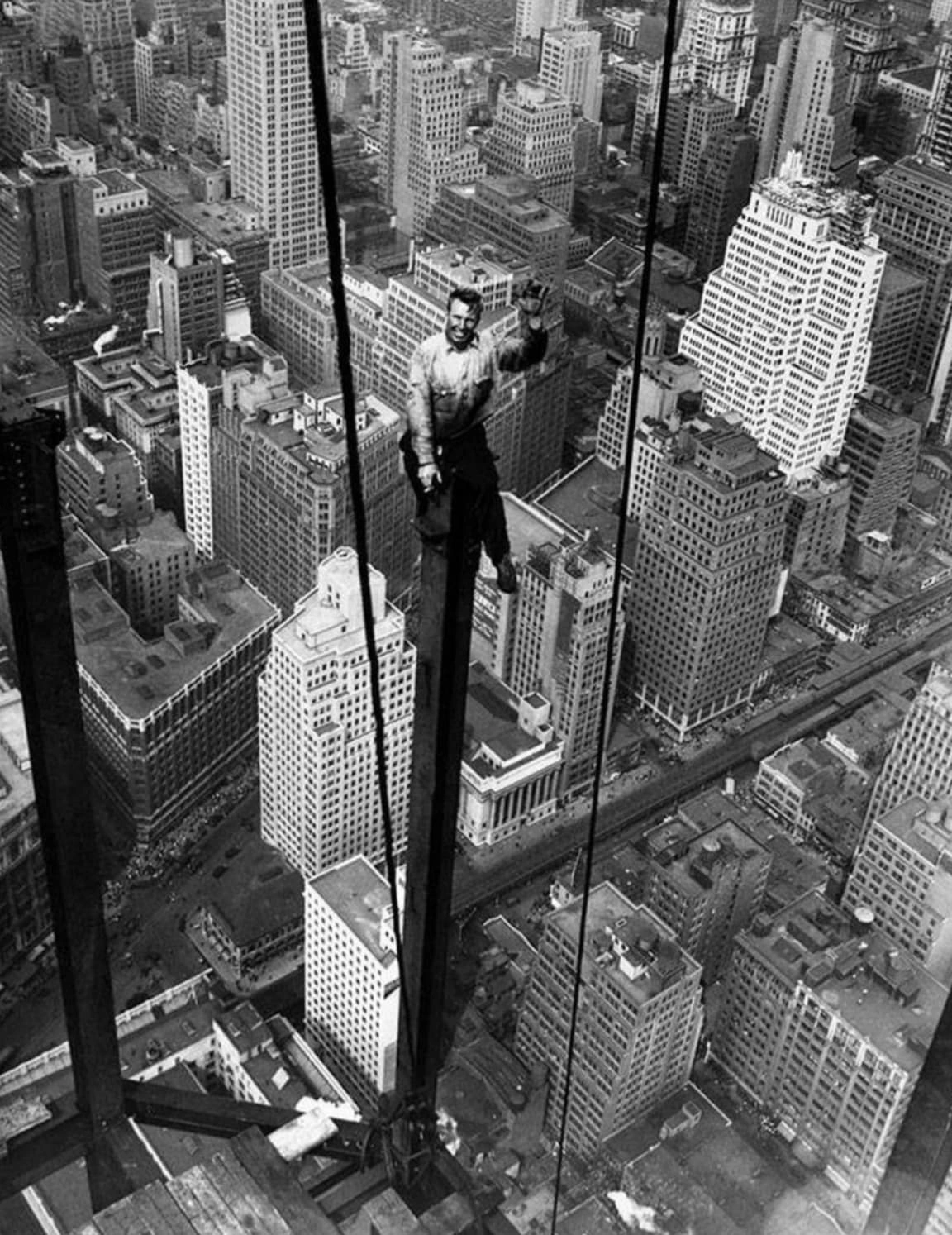 21 Fearless Old-School Construction Workers Who Conquer Heights Like Pros