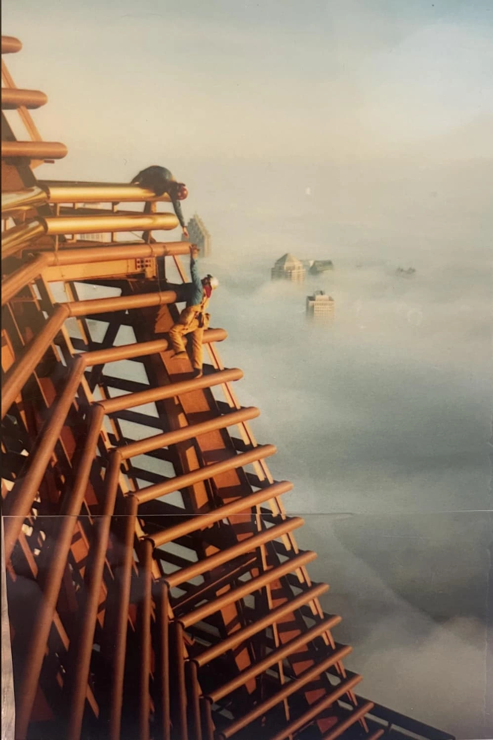 21 Fearless Old-School Construction Workers Who Conquer Heights Like Pros