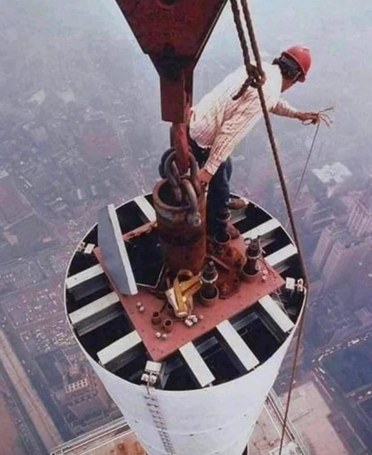 21 Fearless Old-School Construction Workers Who Conquer Heights Like Pros