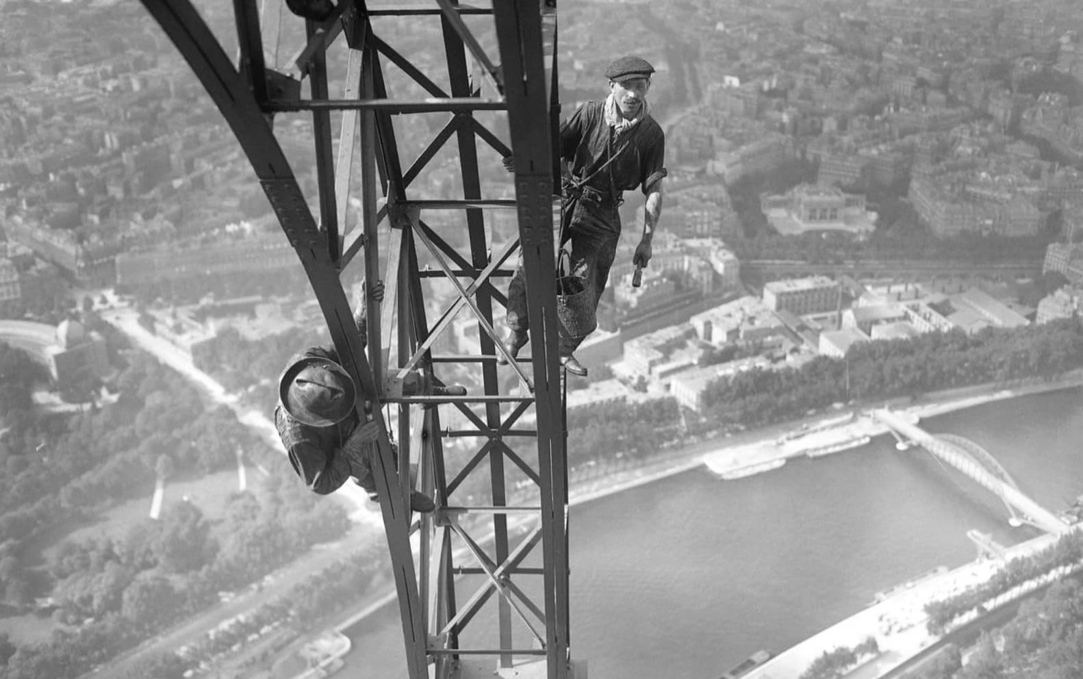 21 Fearless Old-School Construction Workers Who Conquer Heights Like Pros