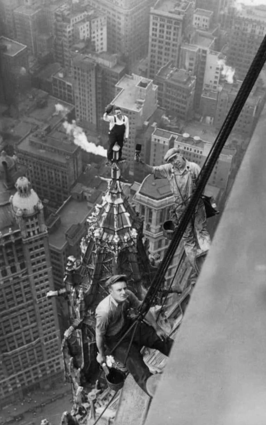 21 Fearless Old-School Construction Workers Who Conquer Heights Like Pros