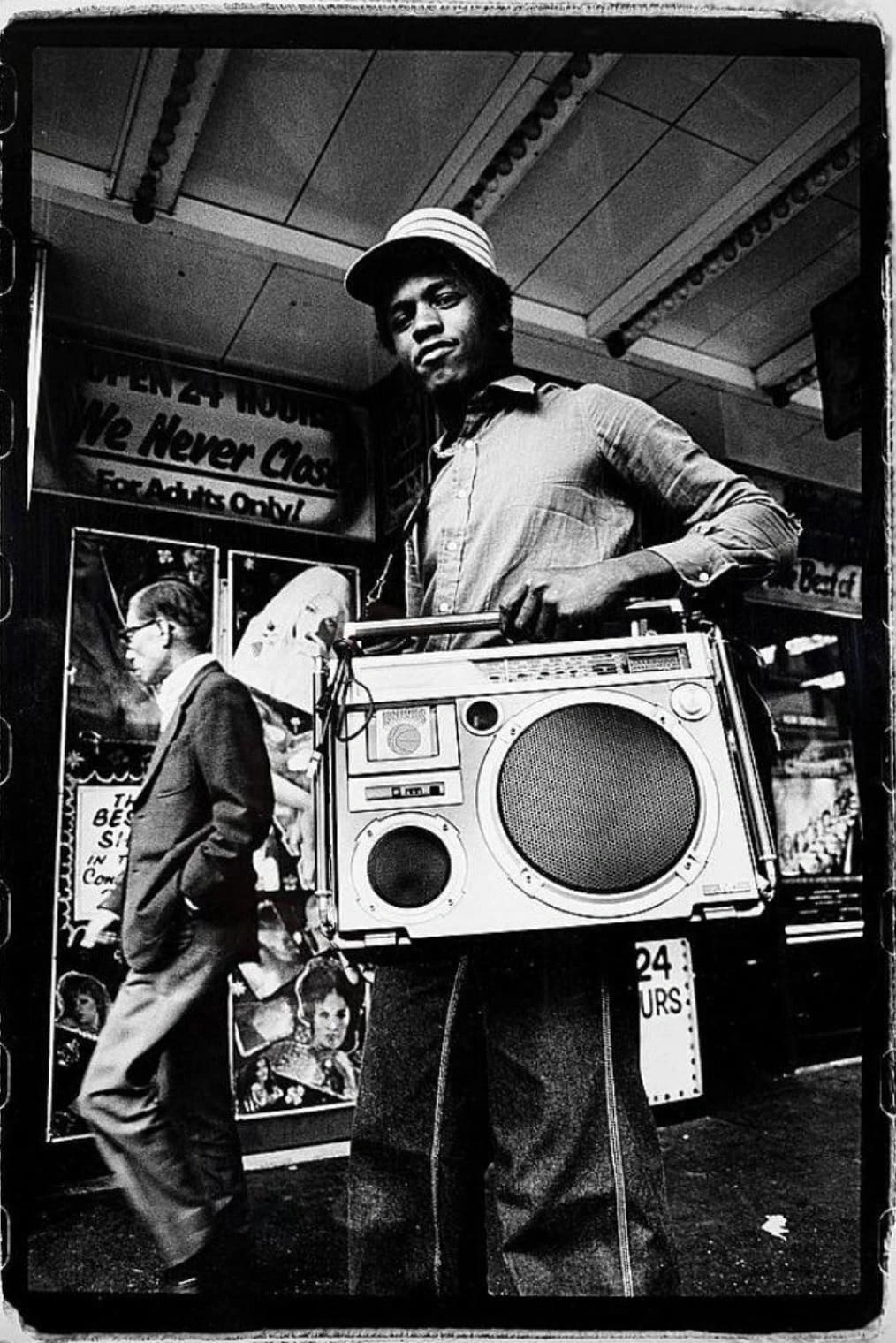 25 Nostalgic '80s Photos of Folks Lugging Boomboxes Around in Every Setting