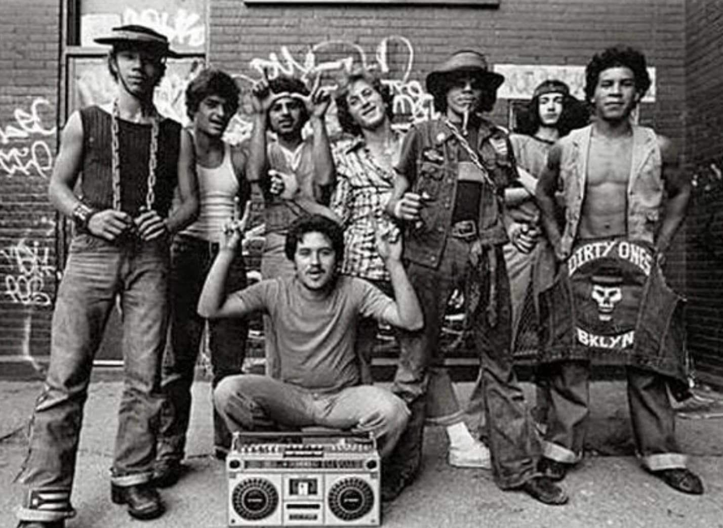 25 Nostalgic '80s Photos of Folks Lugging Boomboxes Around in Every Setting