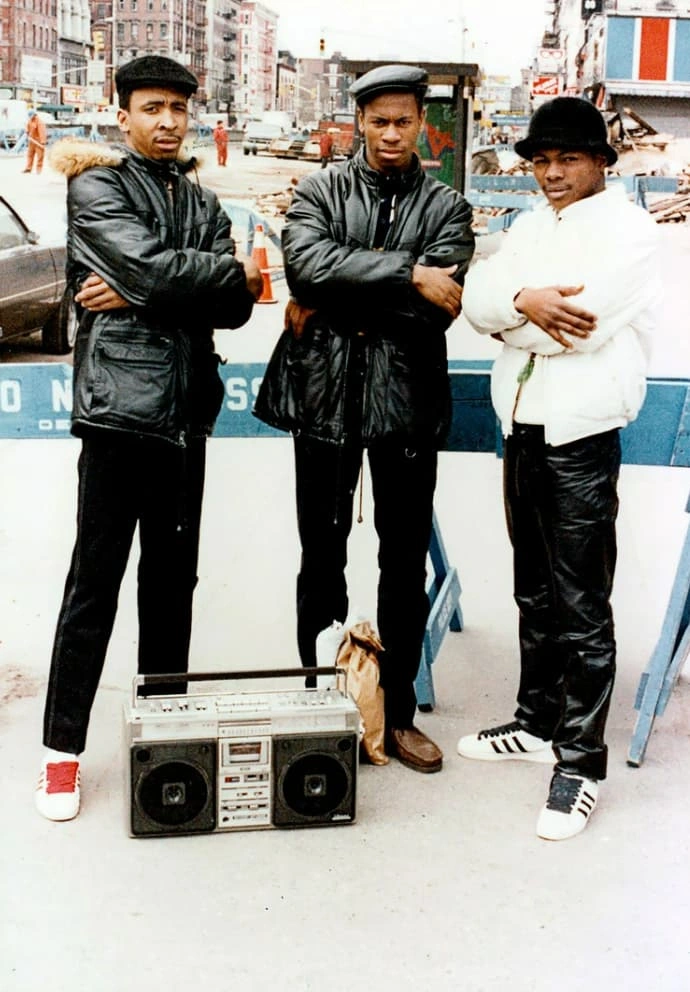 25 Nostalgic '80s Photos of Folks Lugging Boomboxes Around in Every Setting