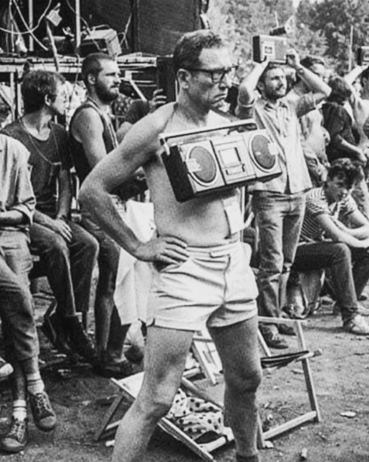 25 Nostalgic '80s Photos of Folks Lugging Boomboxes Around in Every Setting