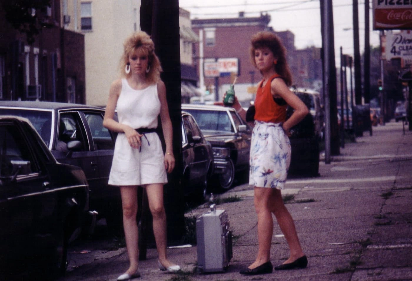 25 Nostalgic '80s Photos of Folks Lugging Boomboxes Around in Every Setting