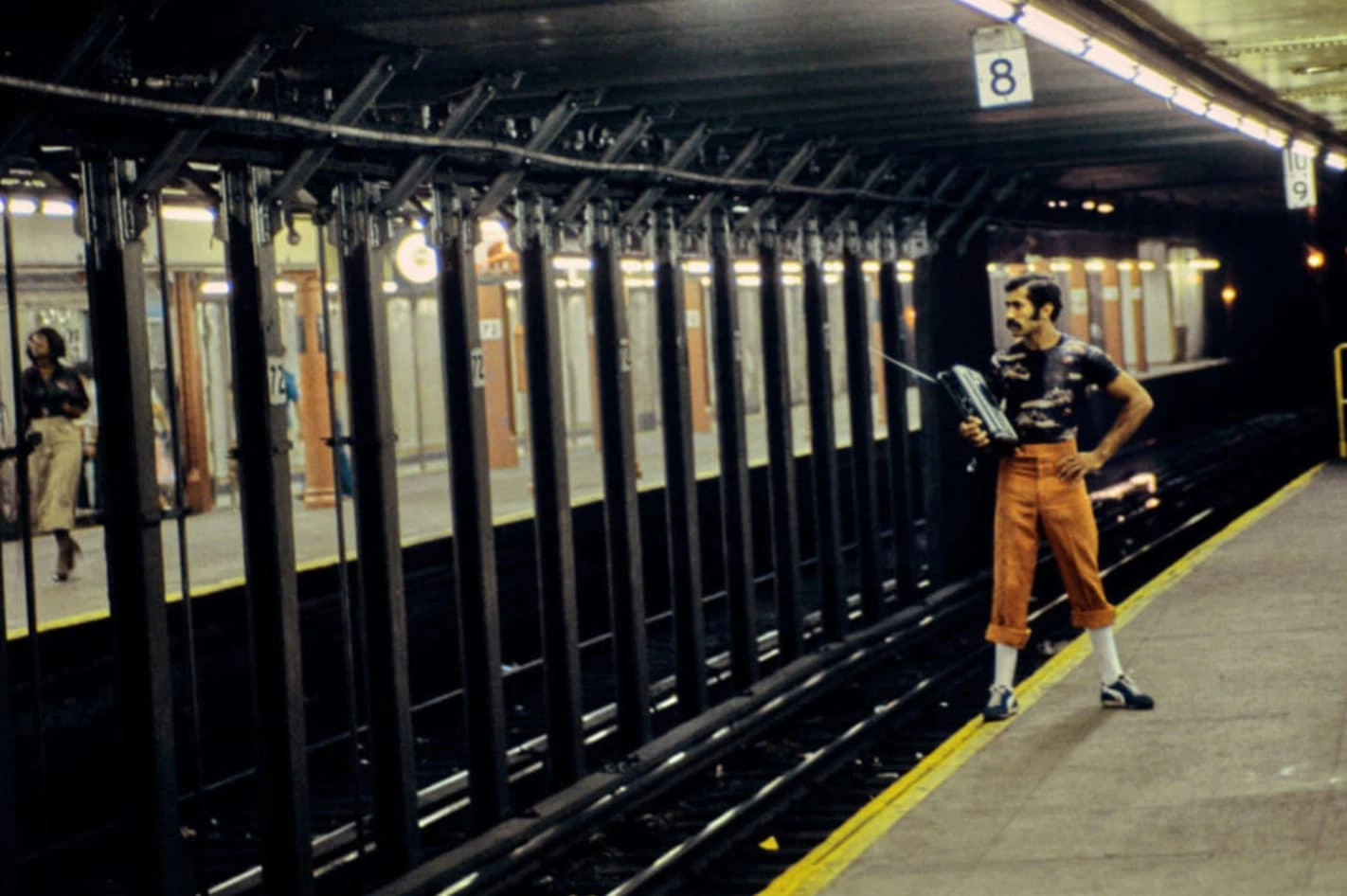 25 Nostalgic '80s Photos of Folks Lugging Boomboxes Around in Every Setting