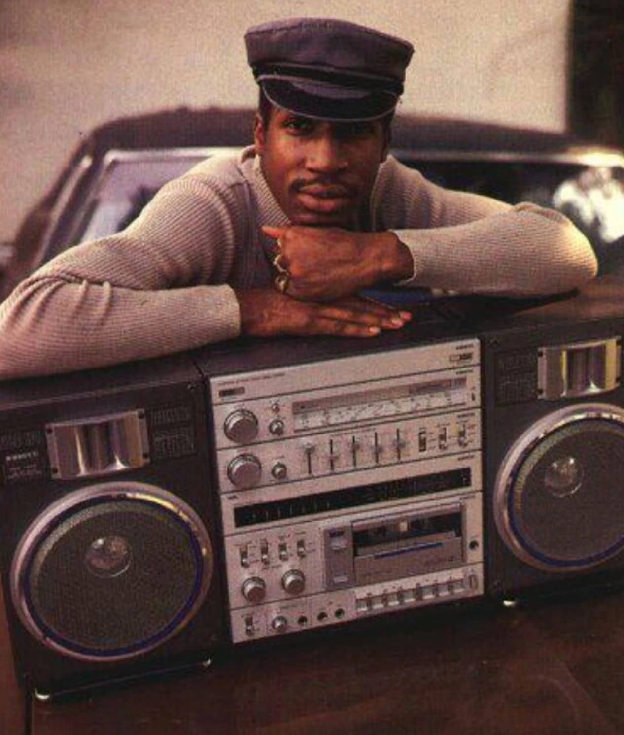 25 Nostalgic '80s Photos of Folks Lugging Boomboxes Around in Every Setting
