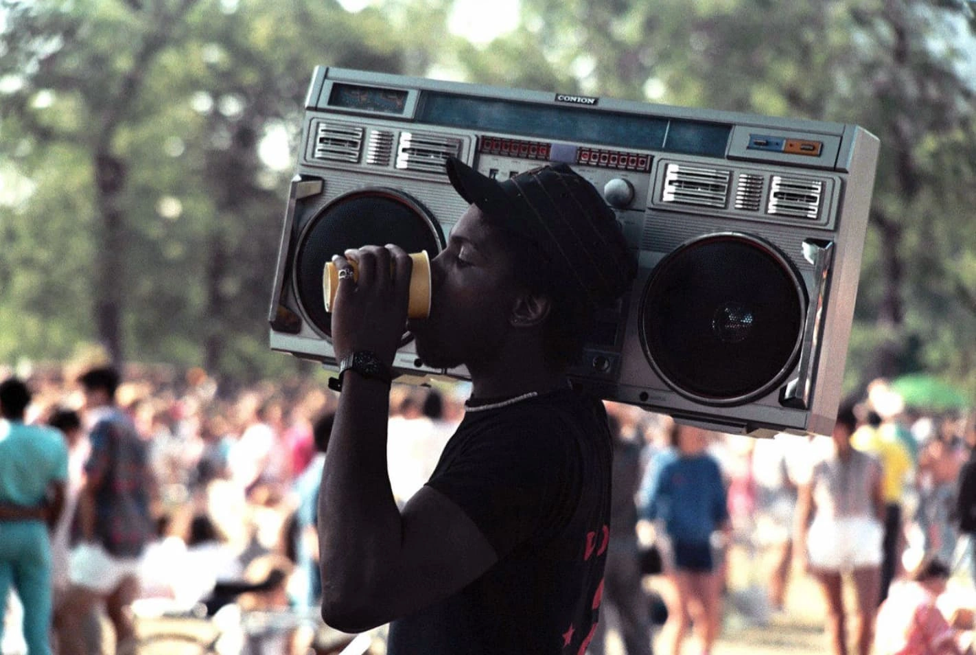 25 Nostalgic '80s Photos of Folks Lugging Boomboxes Around in Every Setting