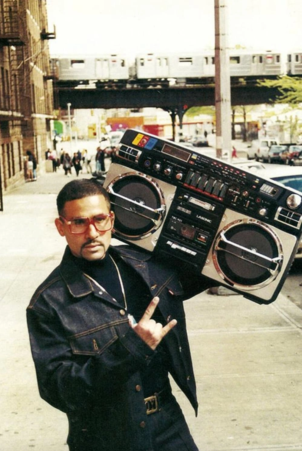 25 Nostalgic '80s Photos of Folks Lugging Boomboxes Around in Every Setting