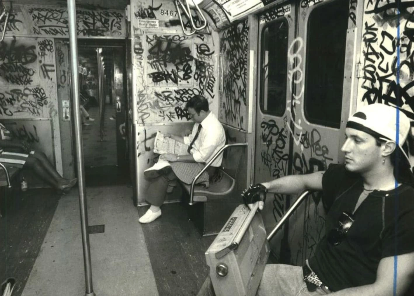 25 Nostalgic '80s Photos of Folks Lugging Boomboxes Around in Every Setting