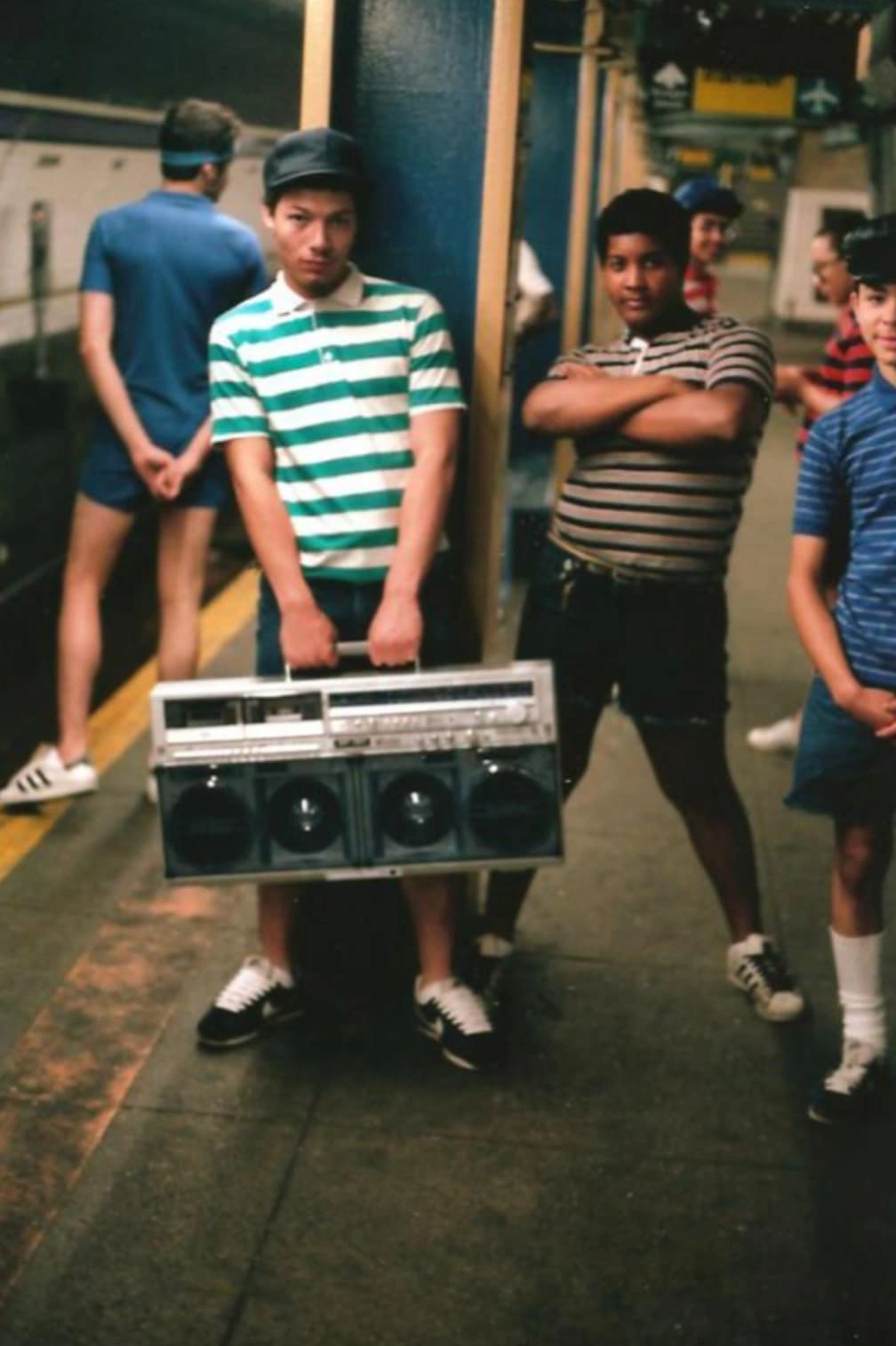25 Nostalgic '80s Photos of Folks Lugging Boomboxes Around in Every Setting