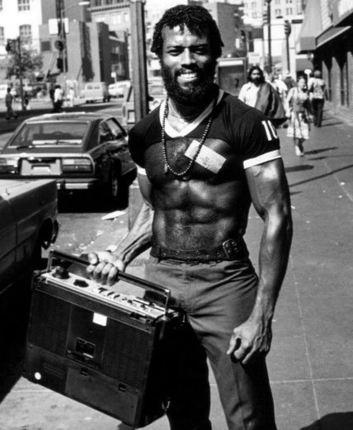 25 Nostalgic '80s Photos of Folks Lugging Boomboxes Around in Every Setting
