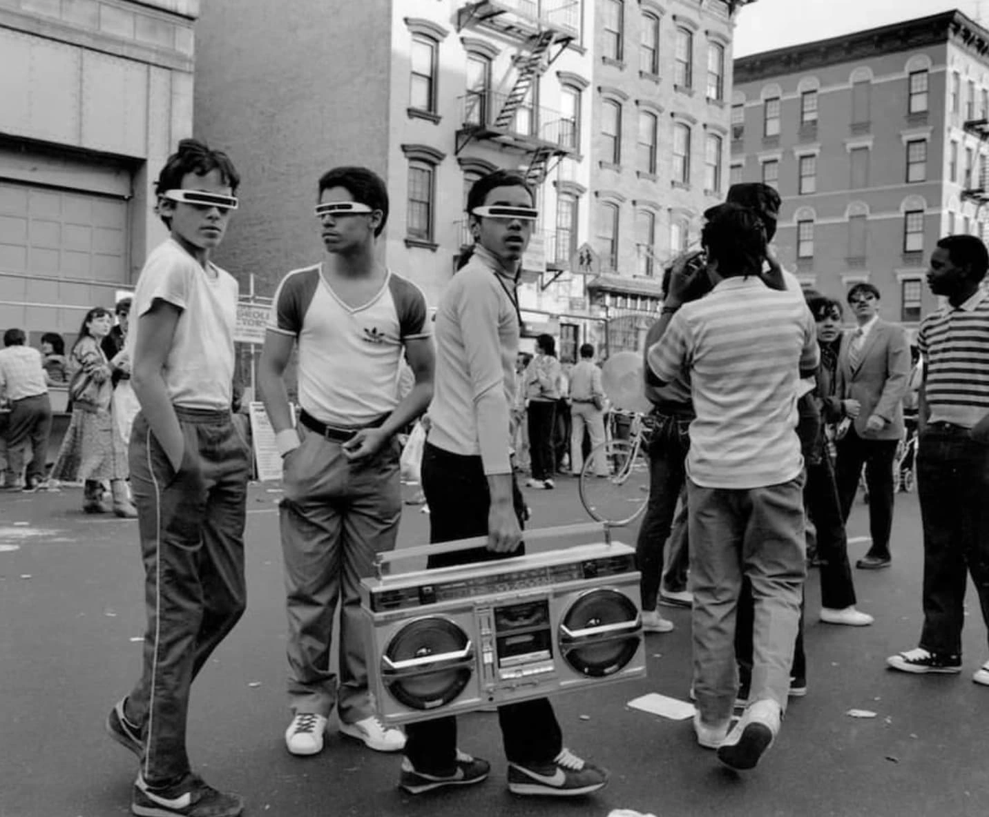 25 Nostalgic '80s Photos of Folks Lugging Boomboxes Around in Every Setting