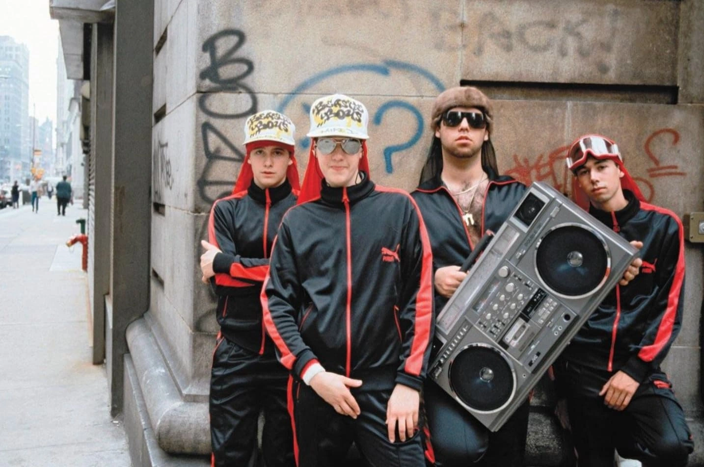 25 Nostalgic '80s Photos of Folks Lugging Boomboxes Around in Every Setting