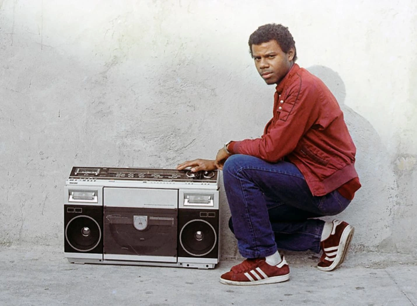25 Nostalgic '80s Photos of Folks Lugging Boomboxes Around in Every Setting