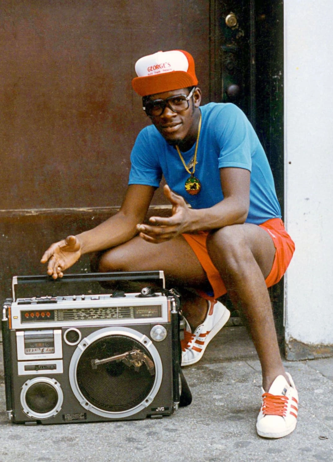 25 Nostalgic '80s Photos of Folks Lugging Boomboxes Around in Every Setting