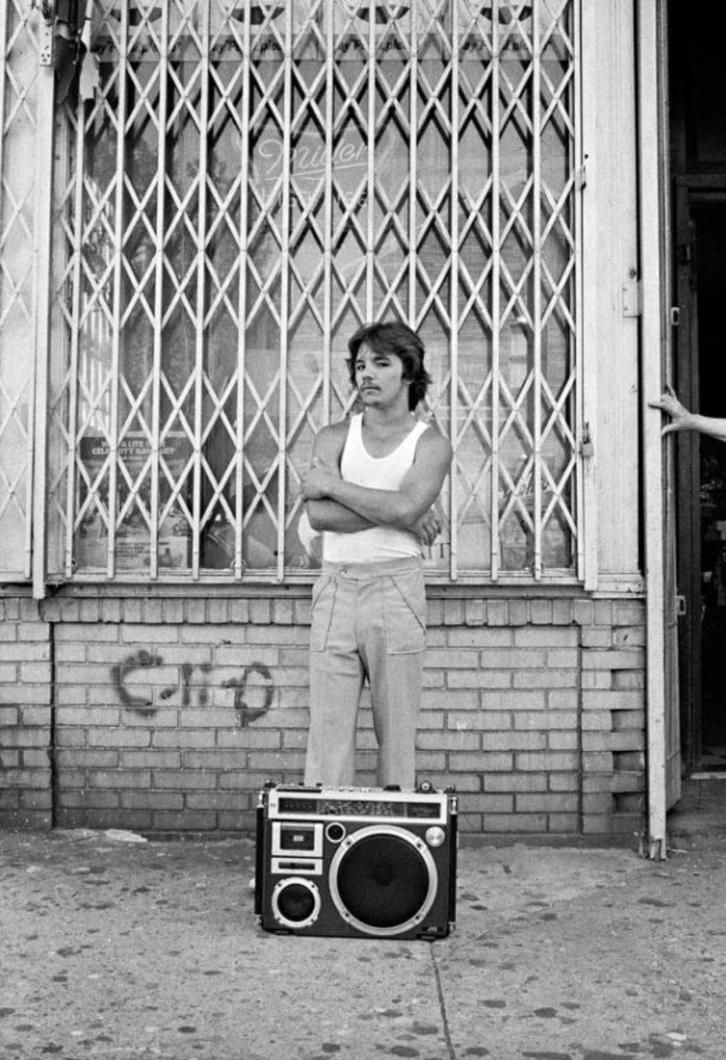 25 Nostalgic '80s Photos of Folks Lugging Boomboxes Around in Every Setting