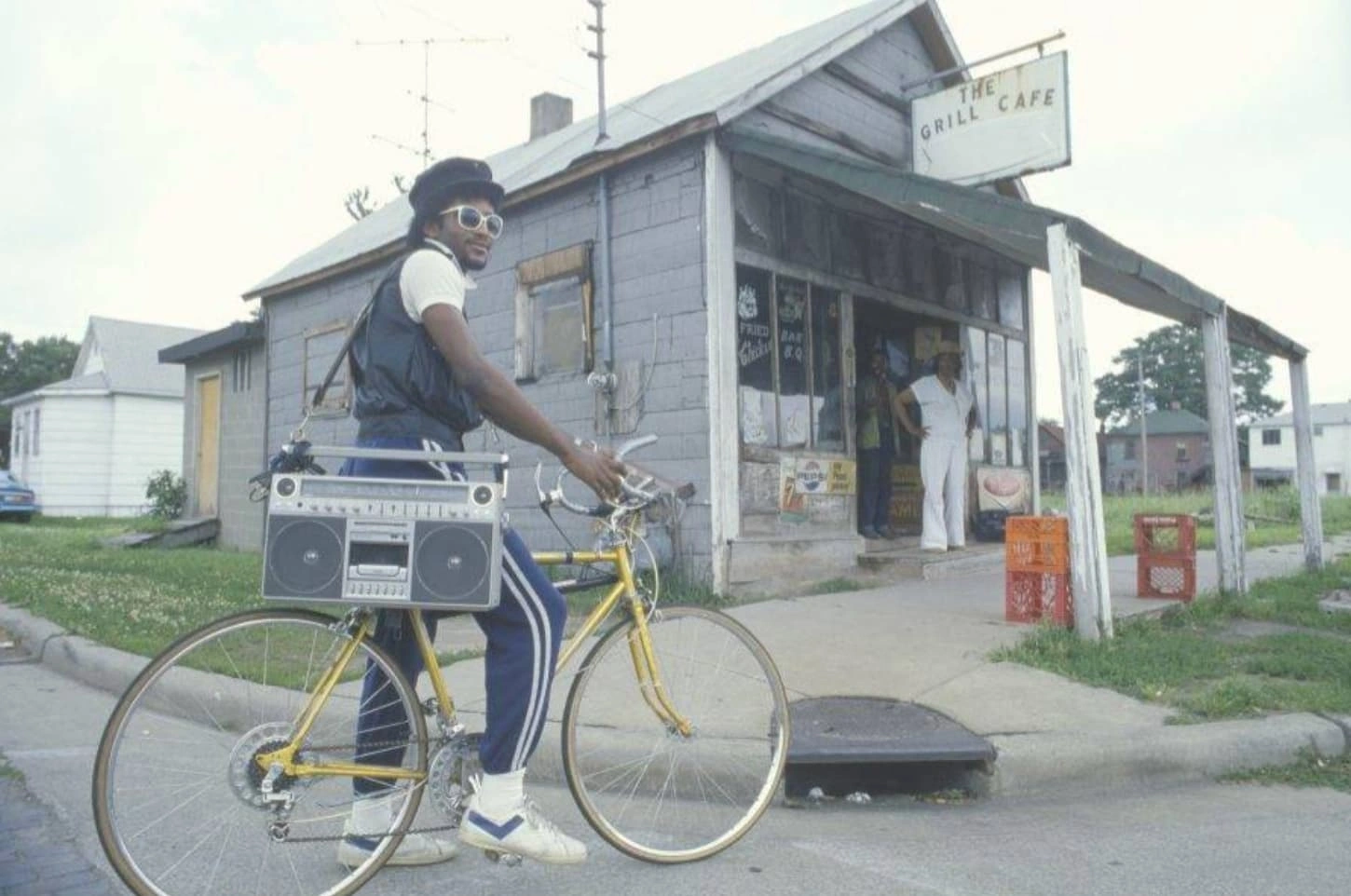 25 Nostalgic '80s Photos of Folks Lugging Boomboxes Around in Every Setting