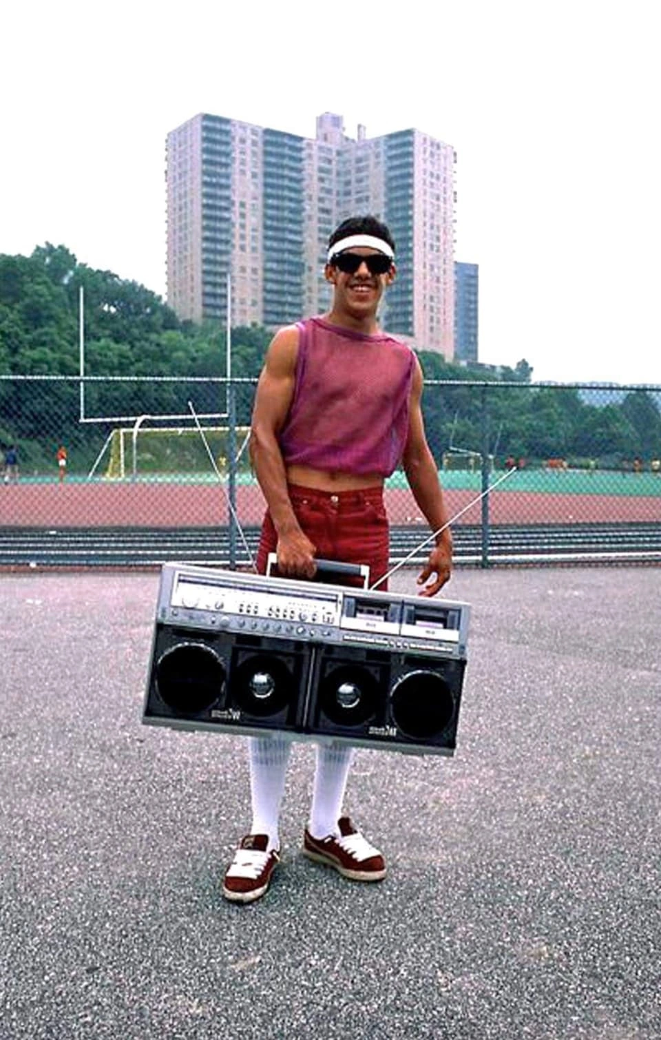 25 Nostalgic '80s Photos of Folks Lugging Boomboxes Around in Every Setting