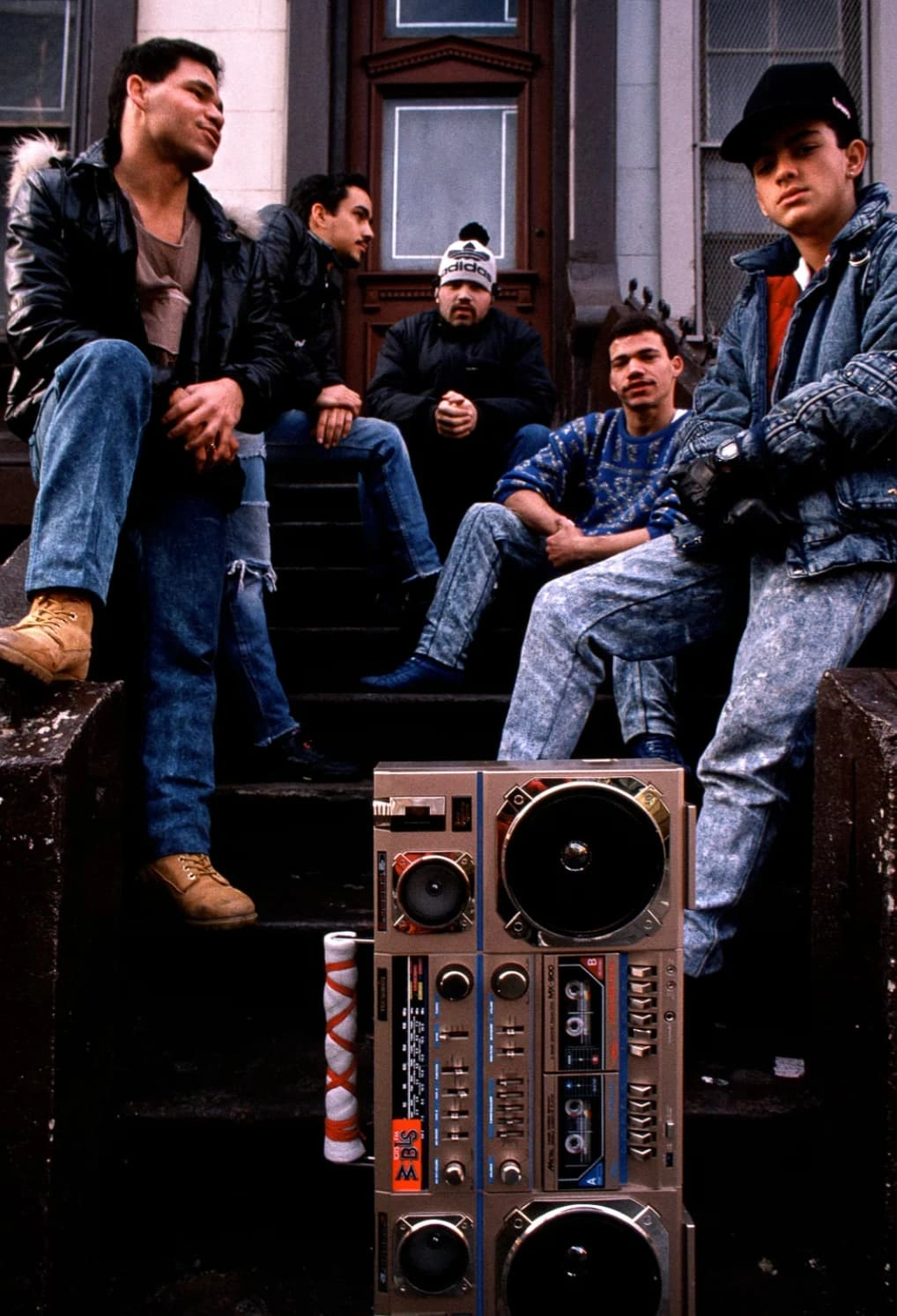 25 Nostalgic '80s Photos of Folks Lugging Boomboxes Around in Every Setting