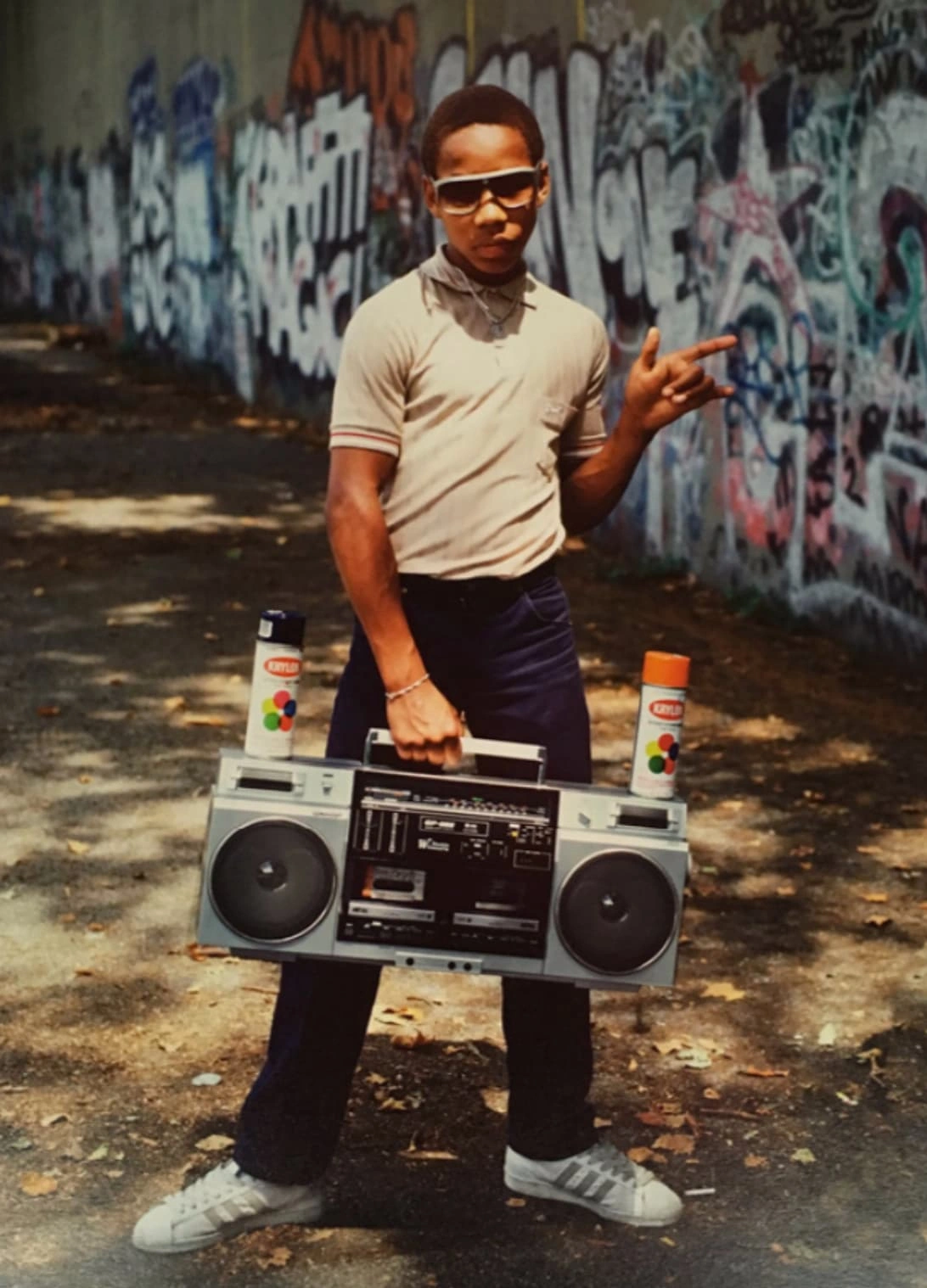 25 Nostalgic '80s Photos of Folks Lugging Boomboxes Around in Every Setting