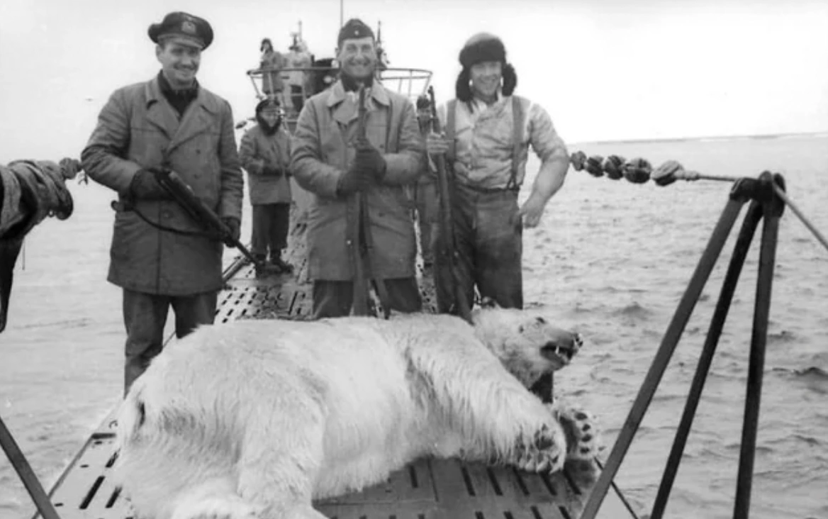 20 Captivating Images from History Discovered in an Antique Book