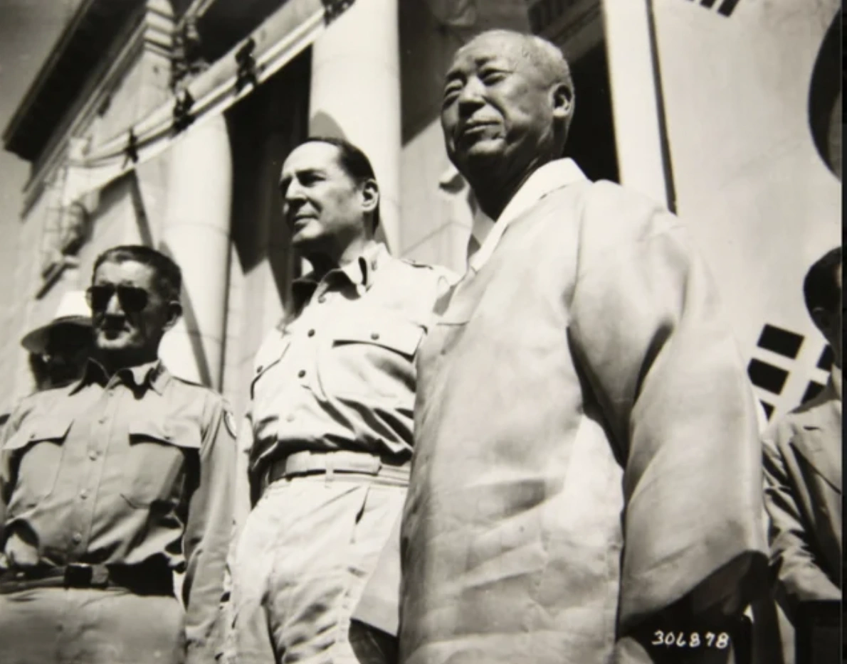 20 Captivating Images from History Discovered in an Antique Book