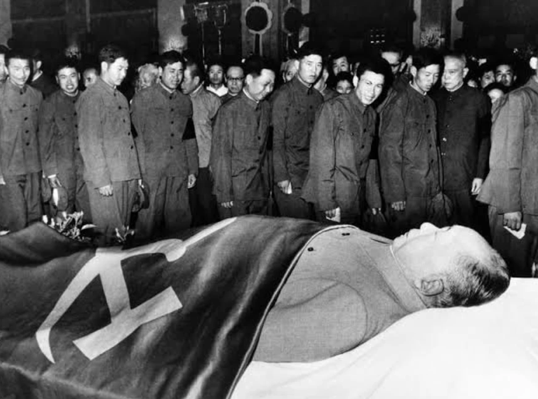 27 Snapshots of the World in 1976: A Visual Journey