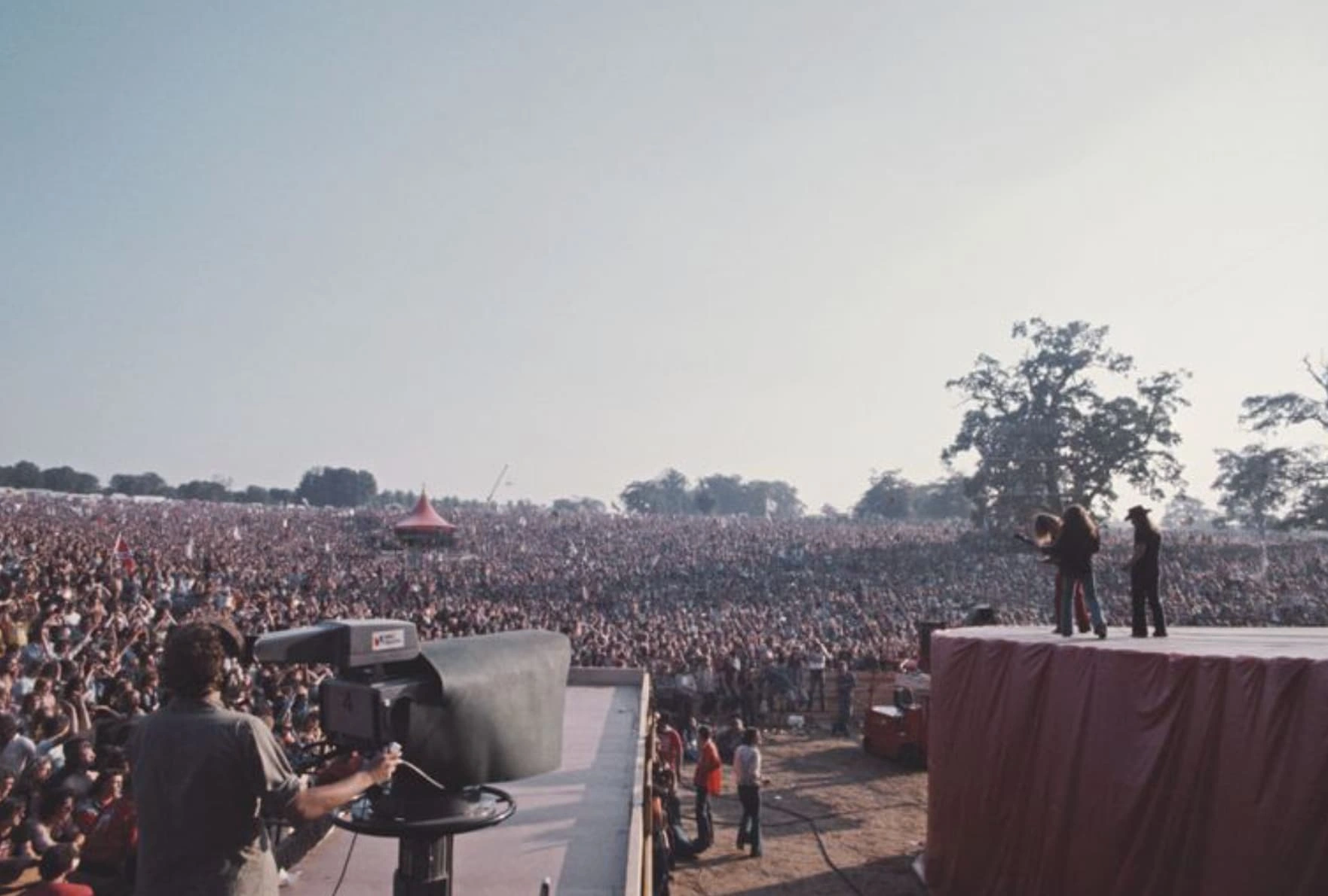 27 Snapshots of the World in 1976: A Visual Journey