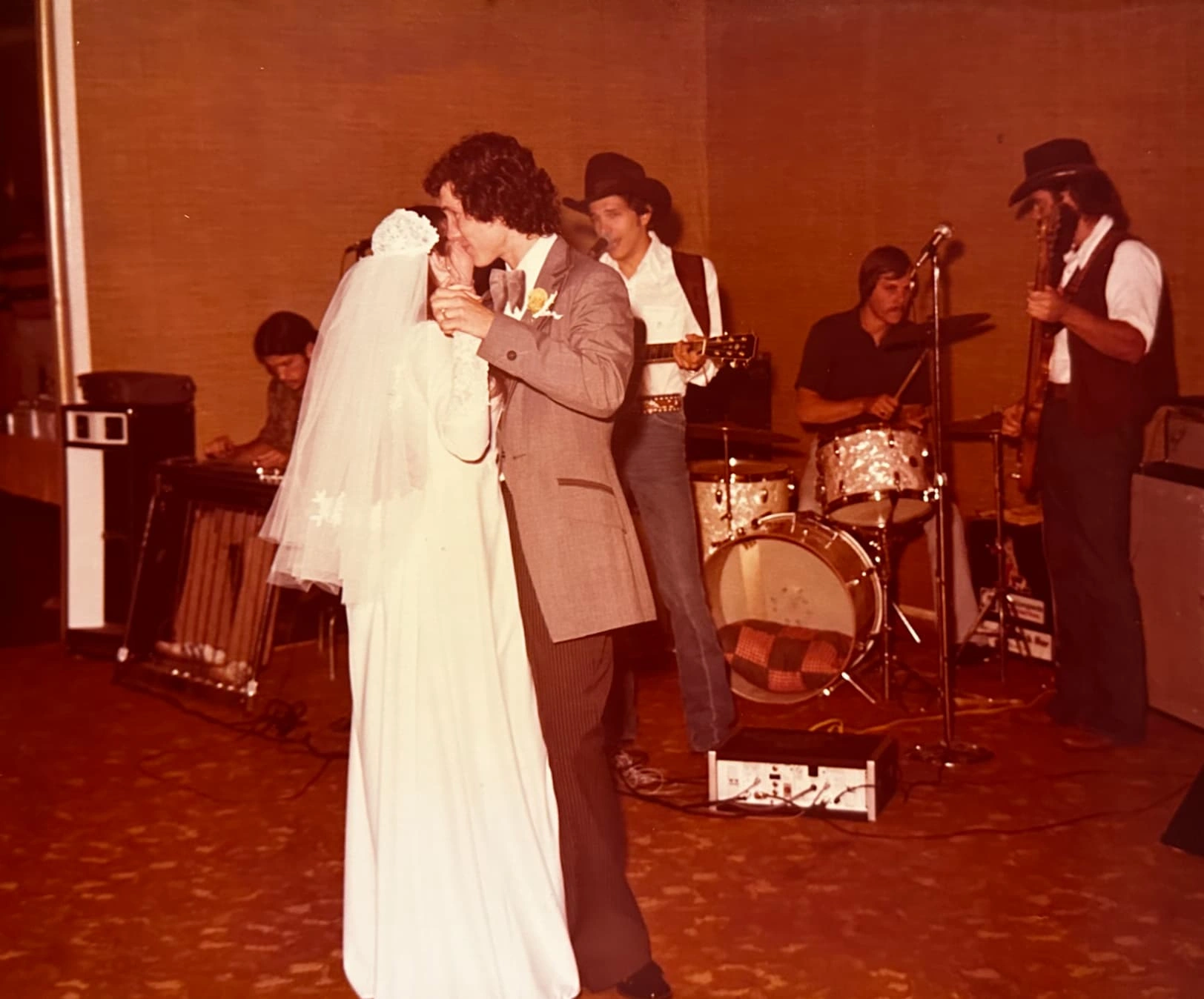 27 Snapshots of the World in 1976: A Visual Journey