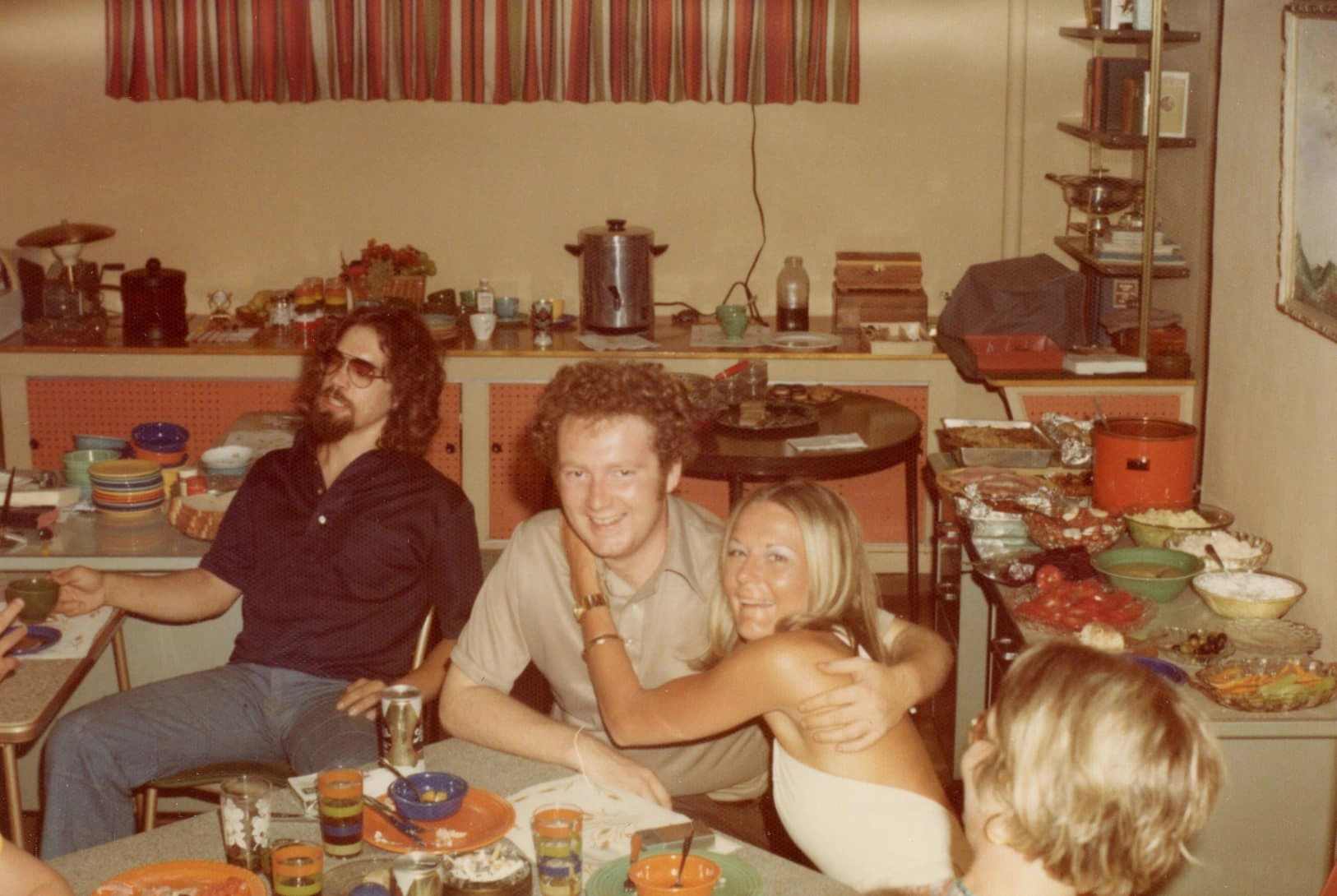 27 Snapshots of the World in 1976: A Visual Journey