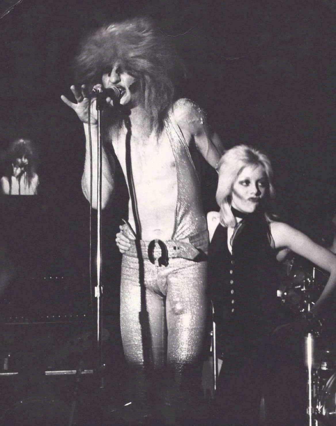 27 Snapshots of the World in 1976: A Visual Journey