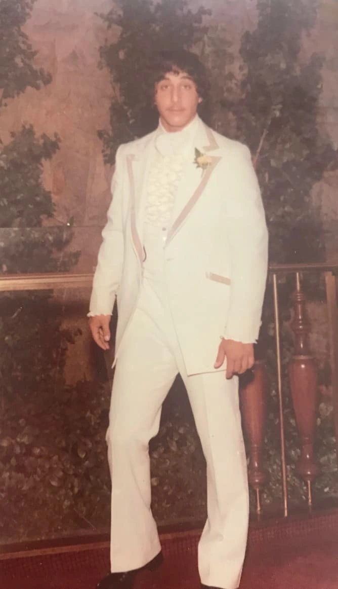 27 Snapshots of the World in 1976: A Visual Journey