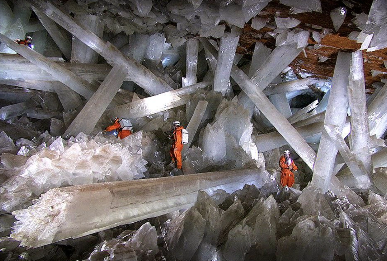 Exploring the Depths: 22 Breathtaking Cave Photos for Experienced Spelunkers