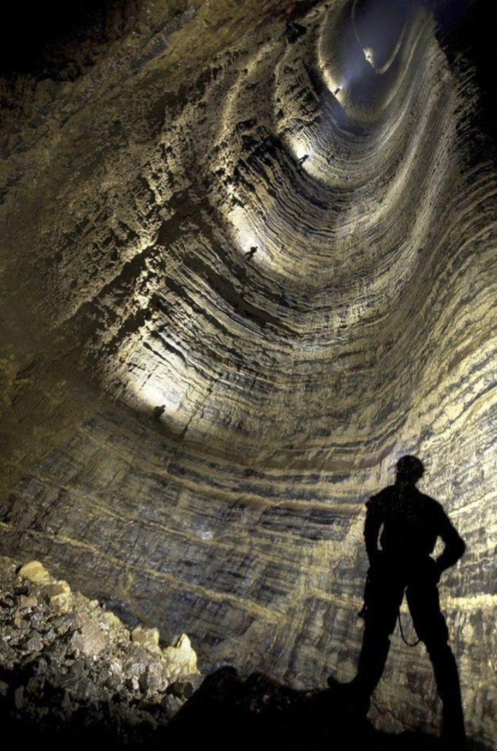 Exploring the Depths: 22 Breathtaking Cave Photos for Experienced Spelunkers